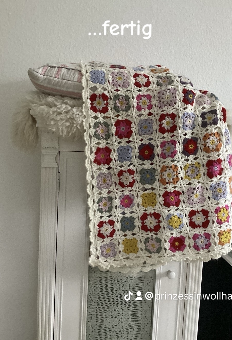 Bunte gehäkelte Granny-Square-Decke mit Blütenmuster