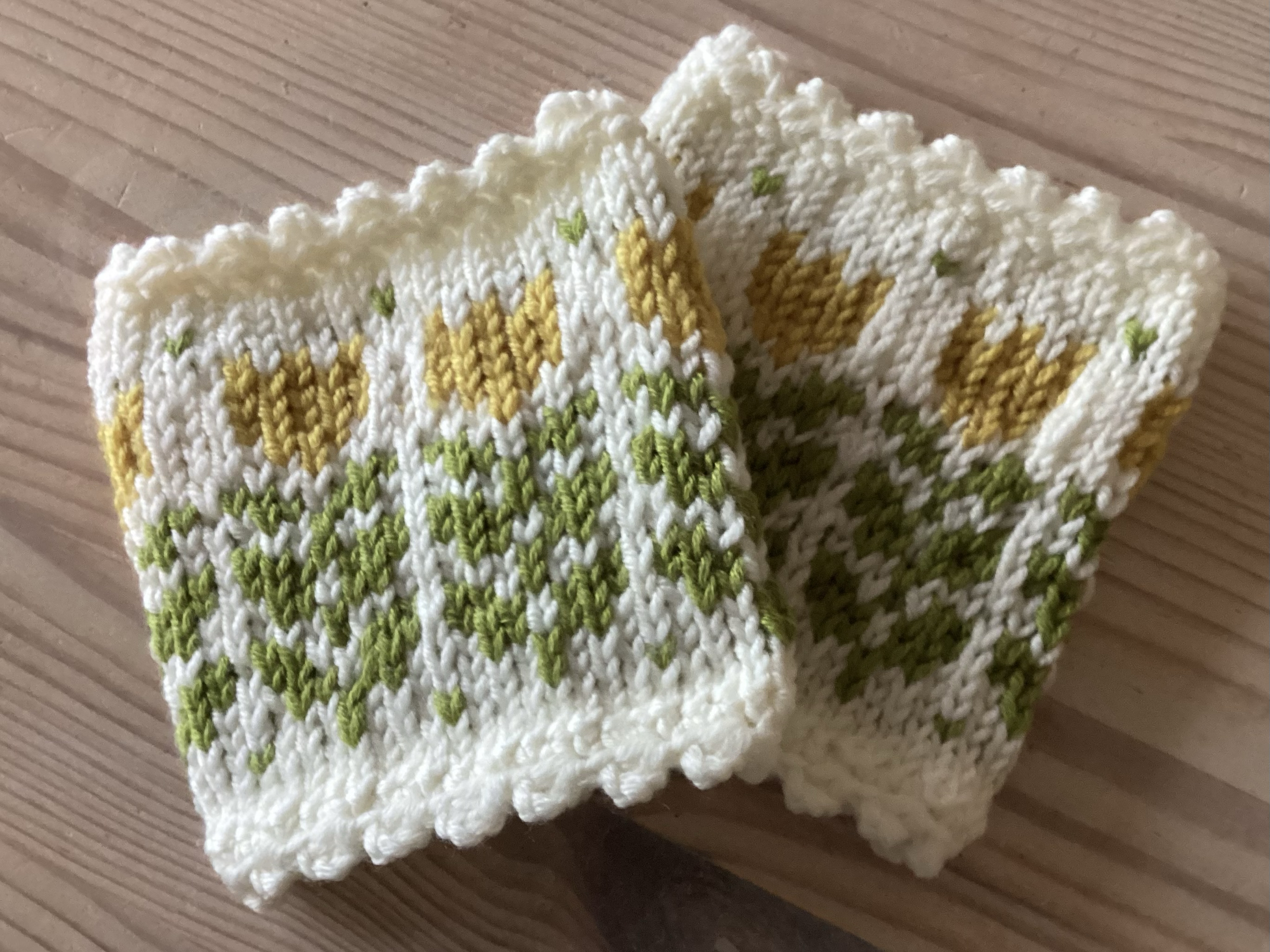 Gestrickte Stulpen mit gelb-grünem Tulpenmuster