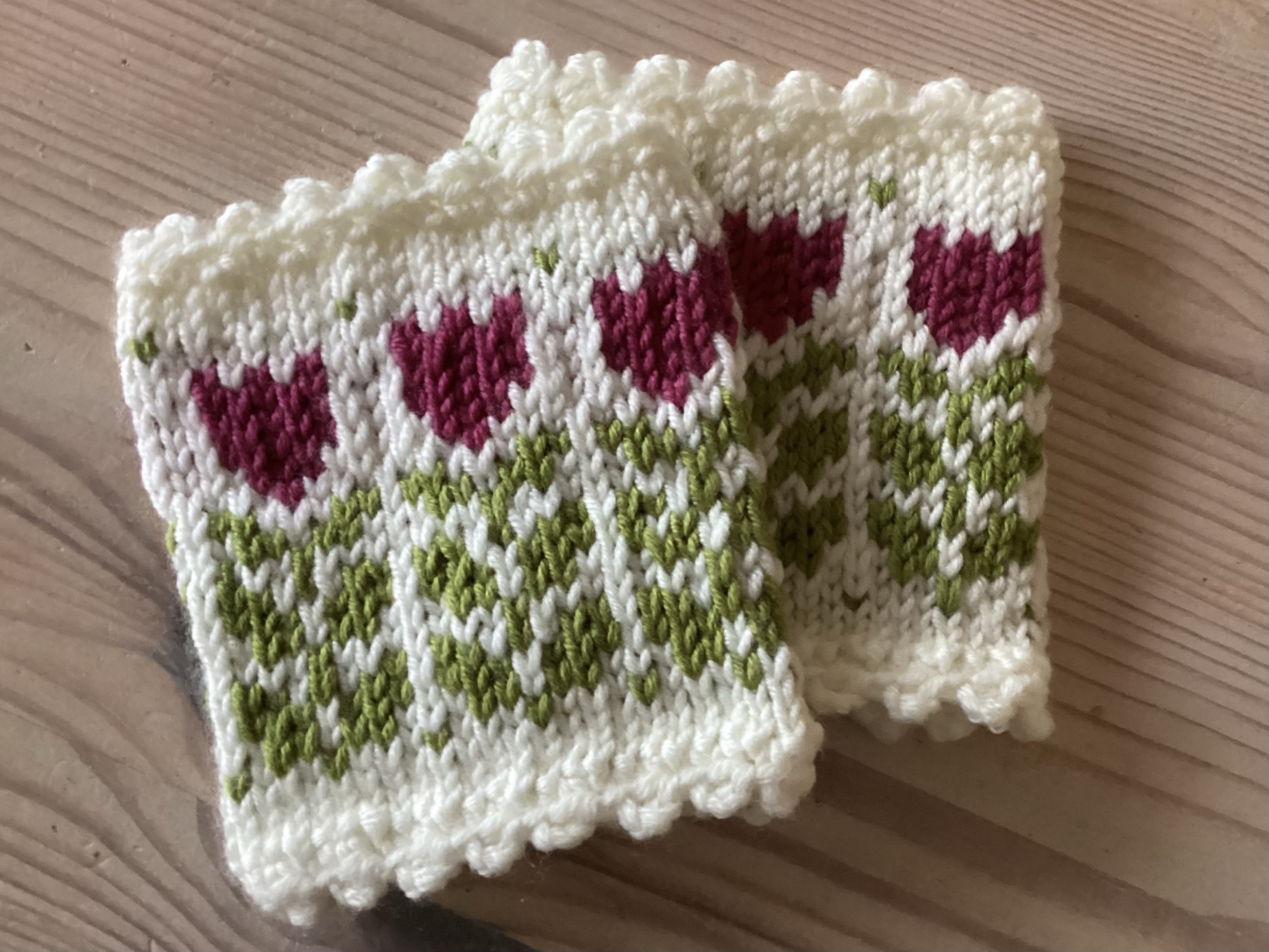 Gestrickte Stulpen mit pink-grünem Tulpenmuster