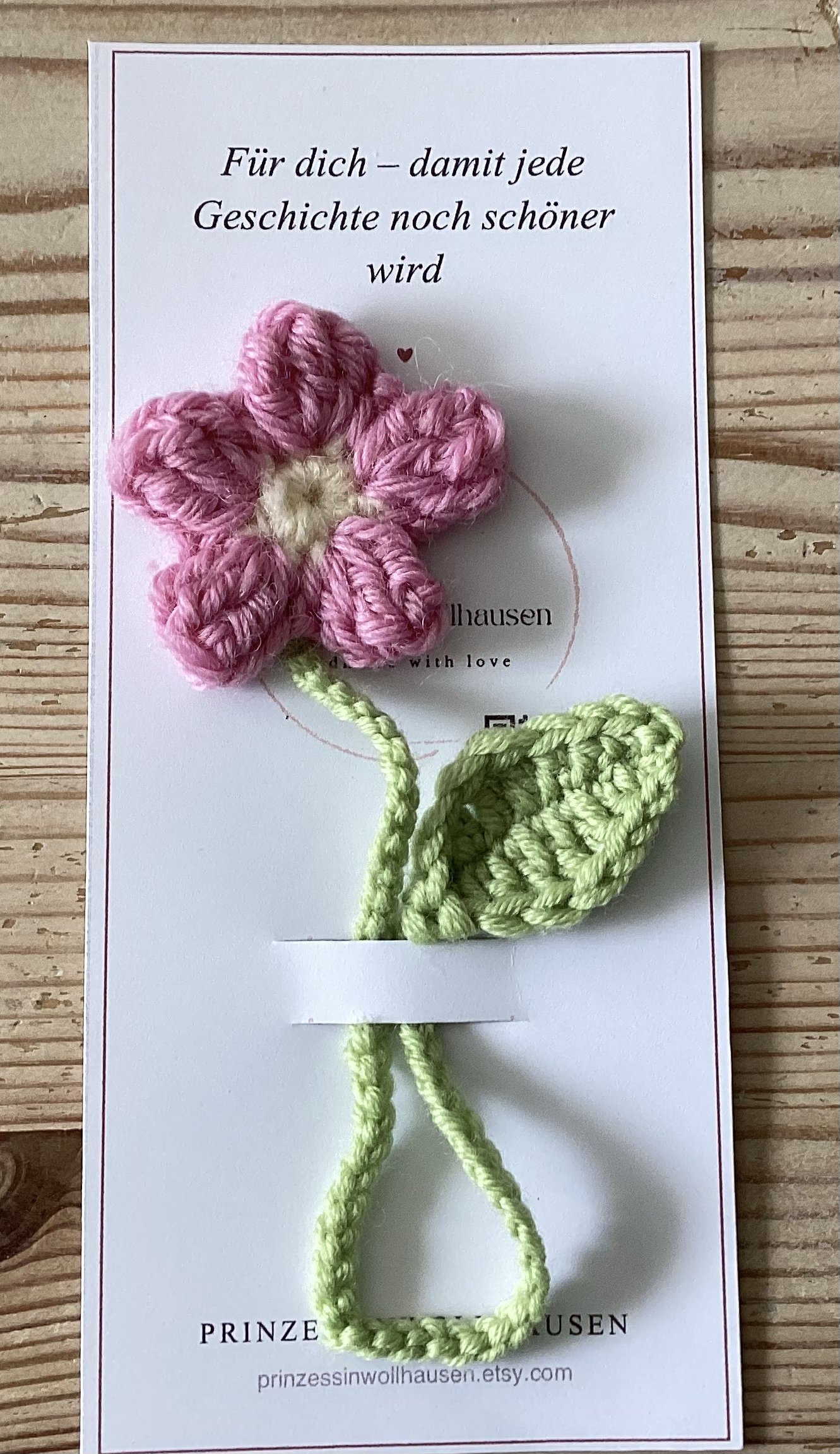 Gehäkeltes Blumen-Lesezeichen auf einer Grußkarte